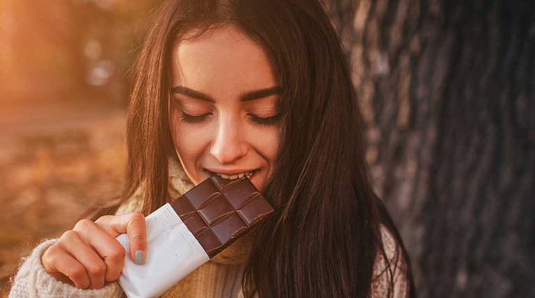  Socola đen: Socola đen là thực phẩm tốt cho người bị trầm cảm và rối loạn lo âu do Flavonoids trong socola đen rất cao. Đây là thành phần chống oxy hóa mạnh mẽ có trong nhiều thực phẩm có nguồn gốc từ thực vật. Một thanh socola đen có thể cải thiện tâm trạng, đẩy lùi căng thẳng và mệt mỏi đáng kể – đặc biệt là với những loại socola có tỷ lệ ca cao &gt; 70%.