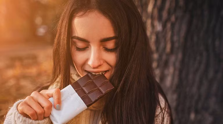  Socola đen: Socola đen là thực phẩm tốt cho người bị trầm cảm và rối loạn lo âu do Flavonoids trong socola đen rất cao. Đây là thành phần chống oxy hóa mạnh mẽ có trong nhiều thực phẩm có nguồn gốc từ thực vật. Một thanh socola đen có thể cải thiện tâm trạng, đẩy lùi căng thẳng và mệt mỏi đáng kể – đặc biệt là với những loại socola có tỷ lệ ca cao > 70%.