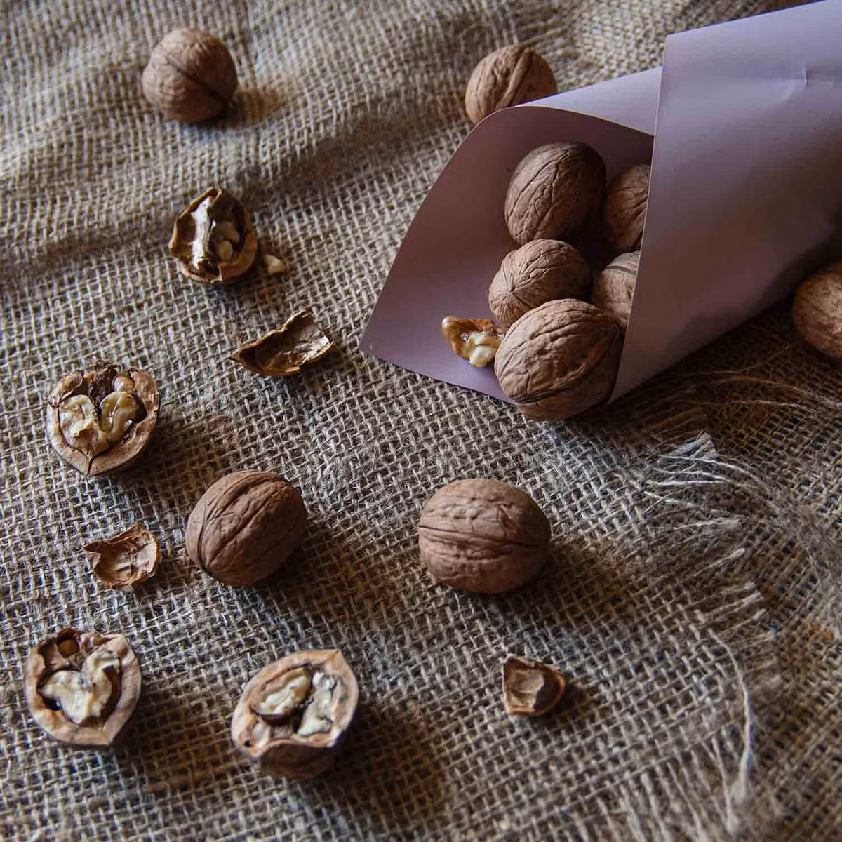  Hạt óc chó: Óc chó chứa nhiều thành phần dinh dưỡng có ích cho cơ thể. Nghiên cứu cho thấy quả óc chó không chỉ tốt cho tim mạch, cải thiện chất lượng giấc ngủ mà còn giảm các triệu chứng trầm cảm nhờ sự kết hợp của các chất dinh dưỡng như omega-3, vitamin E và chất chống oxy hóa.