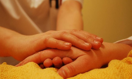 Thue y ta cham me gia, con gai bang hoang phat hien su that