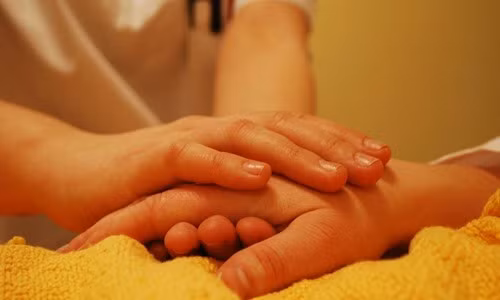 Thue y ta cham me gia, con gai bang hoang phat hien su that