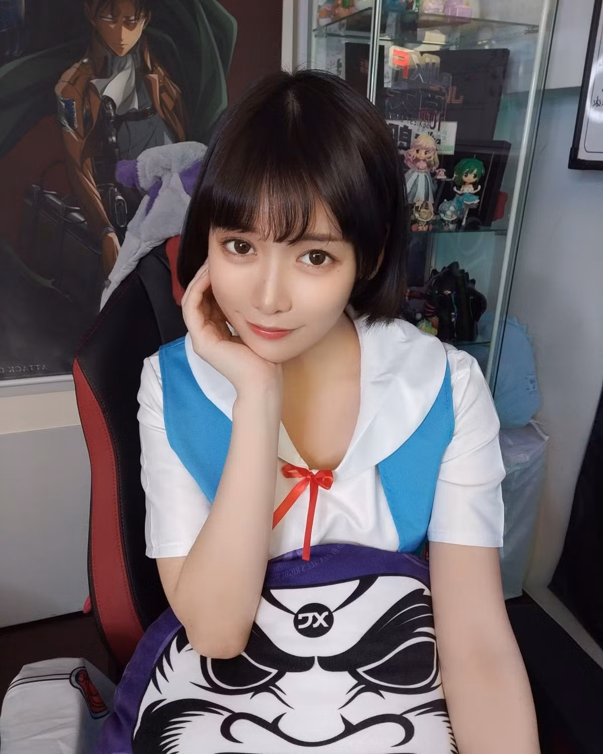 Năm 19 tuổi, cô gia nhập quân đội, trực thuộc Lực lượng Phòng không và là hạ sĩ phục vụ trong Lực lượng Phòng không.