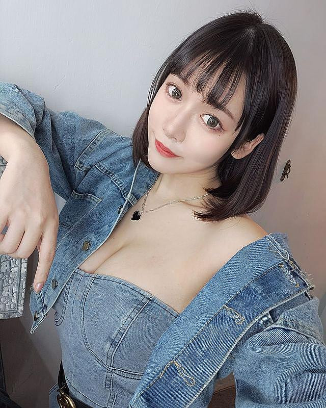 Hà Ngữ Huyên là một trong những hot girl cực nổi tiếng ở Đài Loan. Cô nàng sở hữu khuôn mặt và dáng vóc không thua kém bất cứ diễn viên, thần tượng nào.