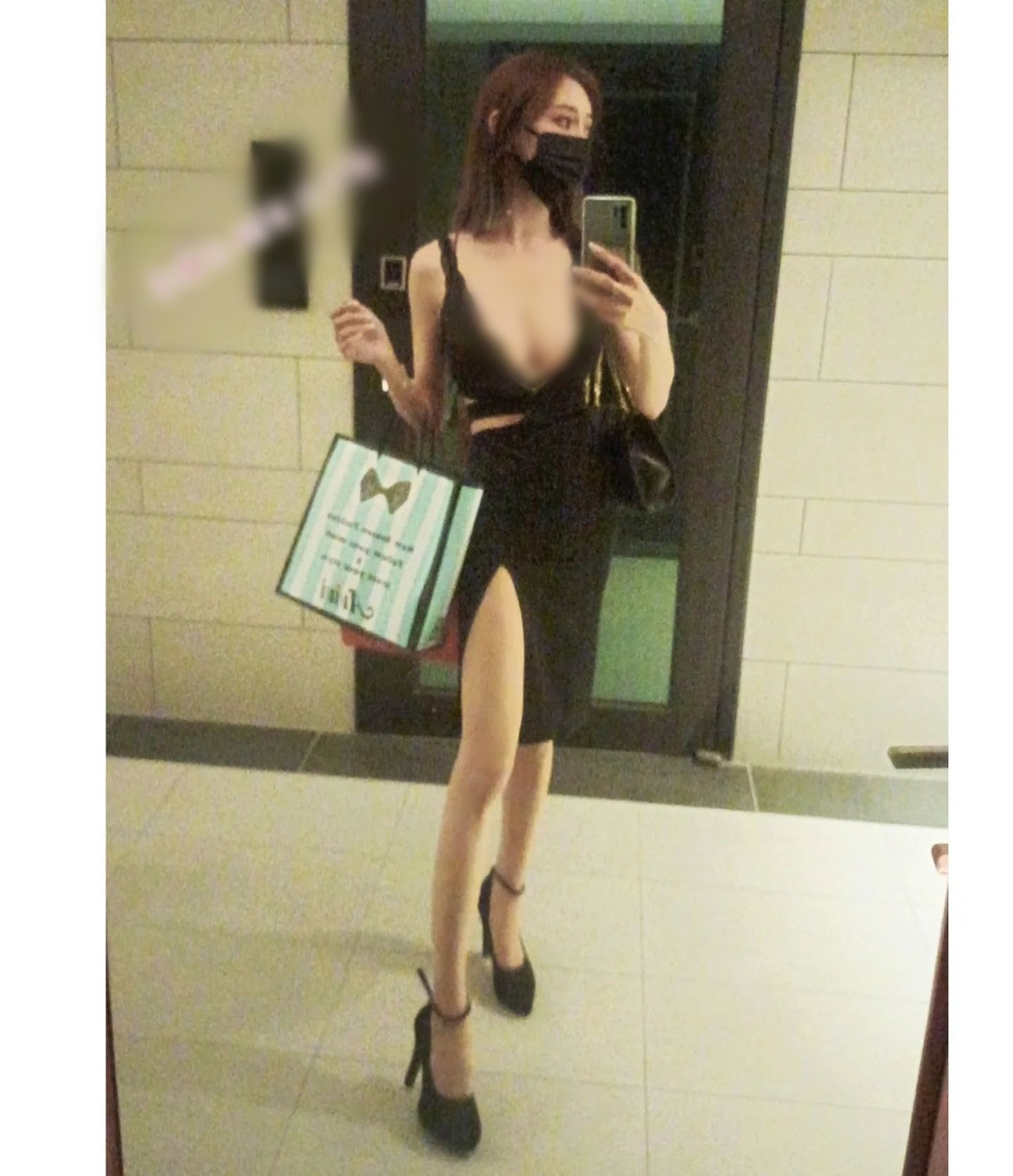 Theo hot girl chia sẻ, trong suốt đợt nghỉ dịch vừa rồi, cô nàng đã dành thời gian chăm chút cho bản thân và qua đó, kích cỡ của vòng một thậm chí còn tăng từ cup E lên cup F.