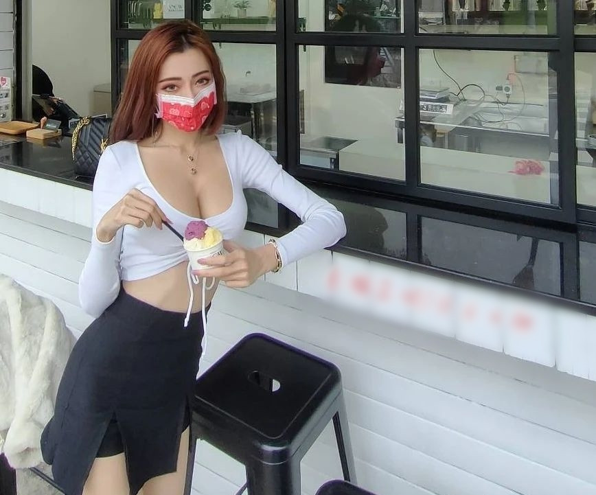 Nagase Quinni là một trong những hot girl gợi cảm bậc nhất Đài Loan. Được biết đến với danh xưng nữ giáo viên dạy tiếng Nhật cực nóng bỏng, cô nàng sở hữu hàng triệu người hâm mộ trên nhiều nền tảng mạng xã hội.
