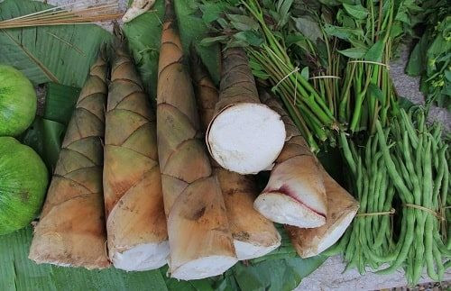 Cyanide là gốc axit, mà hợp chất của nó bao gồm các muối và acid, có đặc tính rất độc, liều nặng có thể gây tử vong qua đường tiêu hóa.