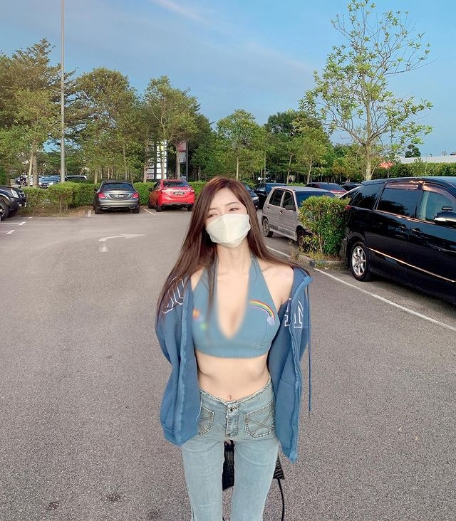 Được biết, thời mới nổi, Hannah Yap được mệnh danh là mỹ nhân có khuôn mặt ngọt ngào và thân hình nóng bỏng.