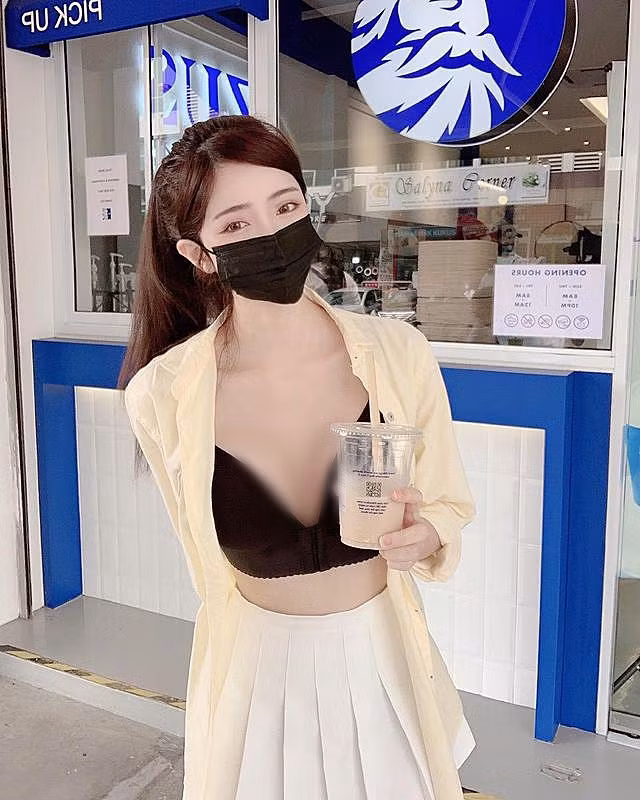 Đáng nói, trước đó, Hannah Yap cũng từng gây xôn xao khi khoe ảnh chỉ diện nội y đi mua trà sữa.