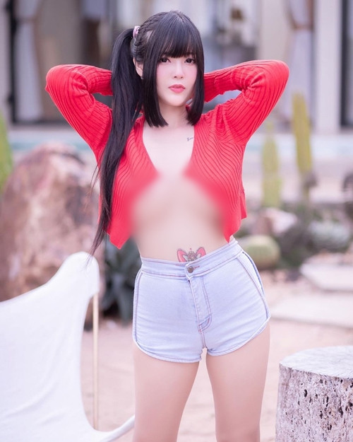 Cô nàng cũng vô tư diện mốt này xuống phố và khẳng định, trang phục của cô không phản cảm.