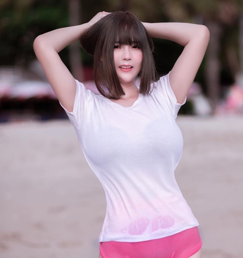 Trước đây khoảng vài tháng, Yuki cũng từng gây xôn xao khi thản nhiên vén váy lên và khoe vòng ba trái đào cùng nội y phía trong.