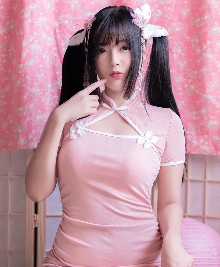 Yuki là một trong những hot girl gợi cảm nổi tiếng ở xứ sở chùa vàng Thái Lan. Cô nàng hiện đang sống ở Bangkok, nổi tiếng với phong cách thời trang quyến rũ, táo bạo thậm chí có phần hoang dã.