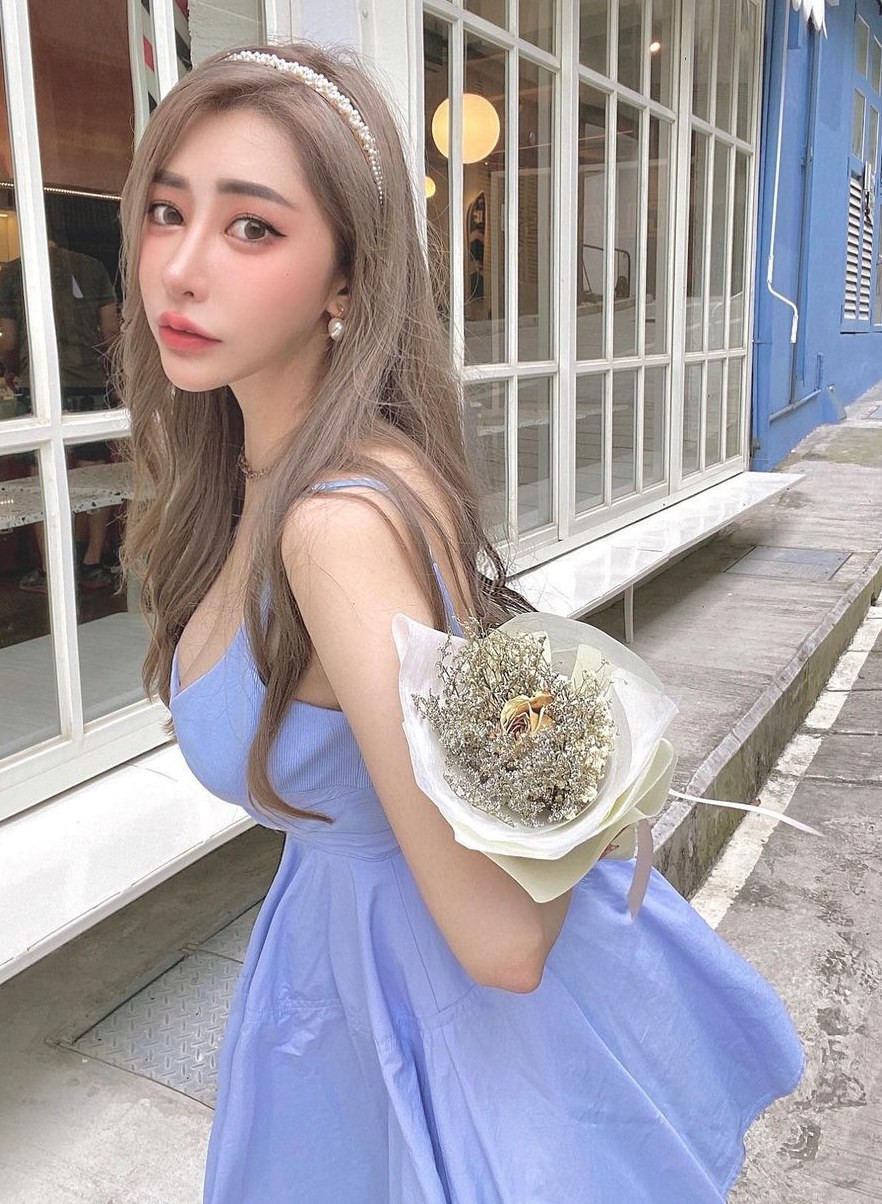 Dù xuất hiện ở đâu, cô nàng cũng vô cùng hút mắt với những trang phục khoe được ngực khủng, eo thon.