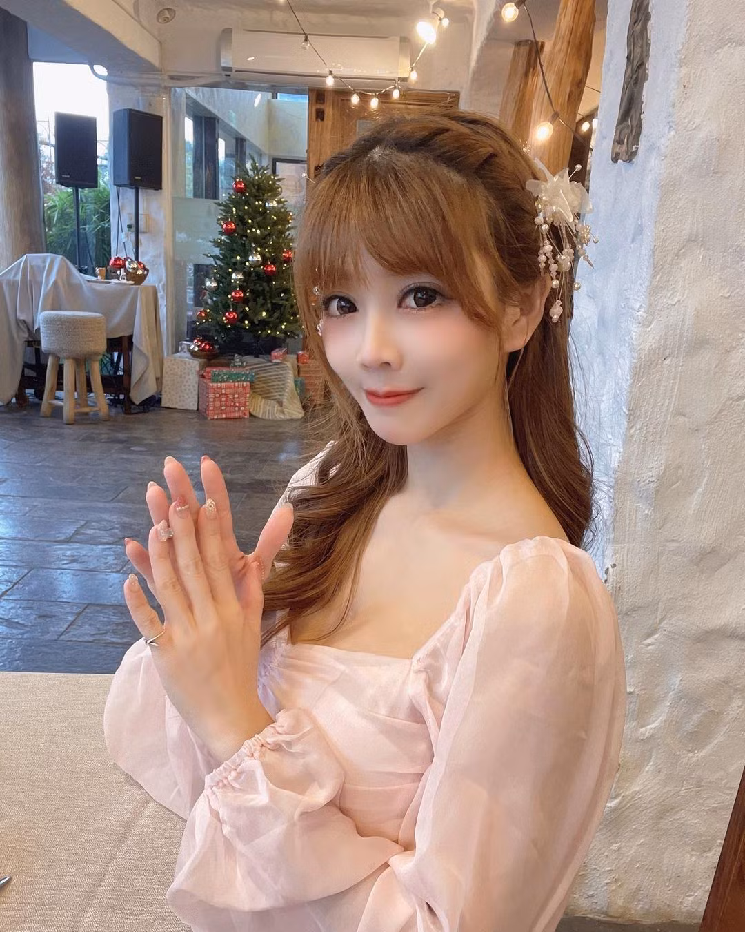 Theo tìm hiểu, Keidi sở hữu gương mặt thanh tú, ngọt ngào cùng thân hình gợi cảm, nóng bỏng. Cũng nhờ vậy, ngoài làm một giáo viên, hot girl còn làm người mẫu.