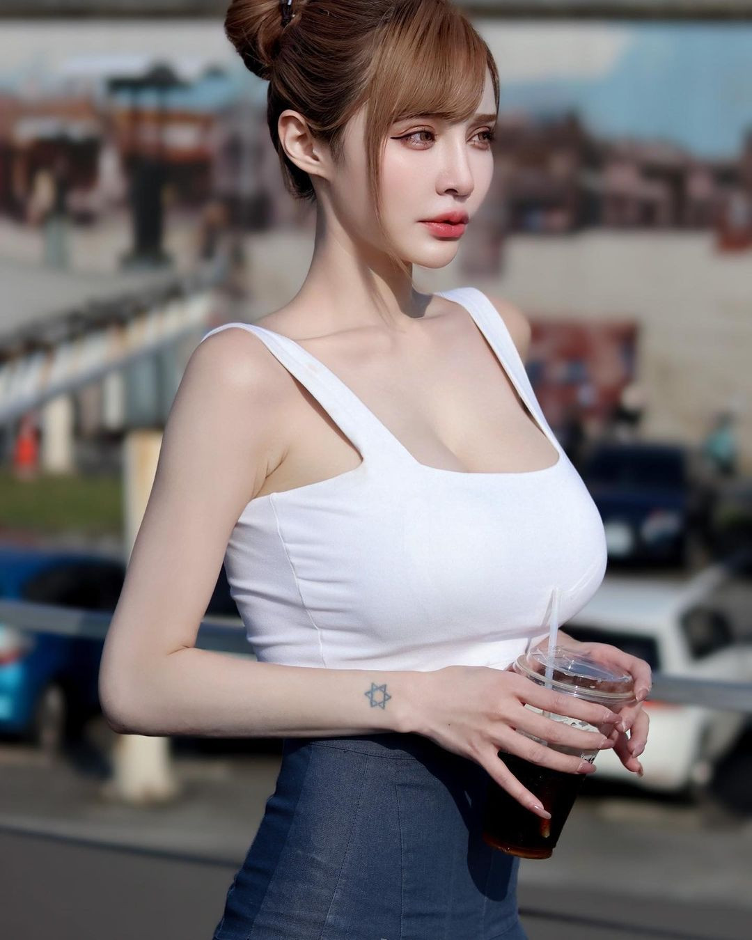 Chỉ cần xuất hiện trên phố, dù diện đồ cực đơn giản, Nguyên Hân cũng có thể khiến mọi sự chú ý đổ dồn vào mình.