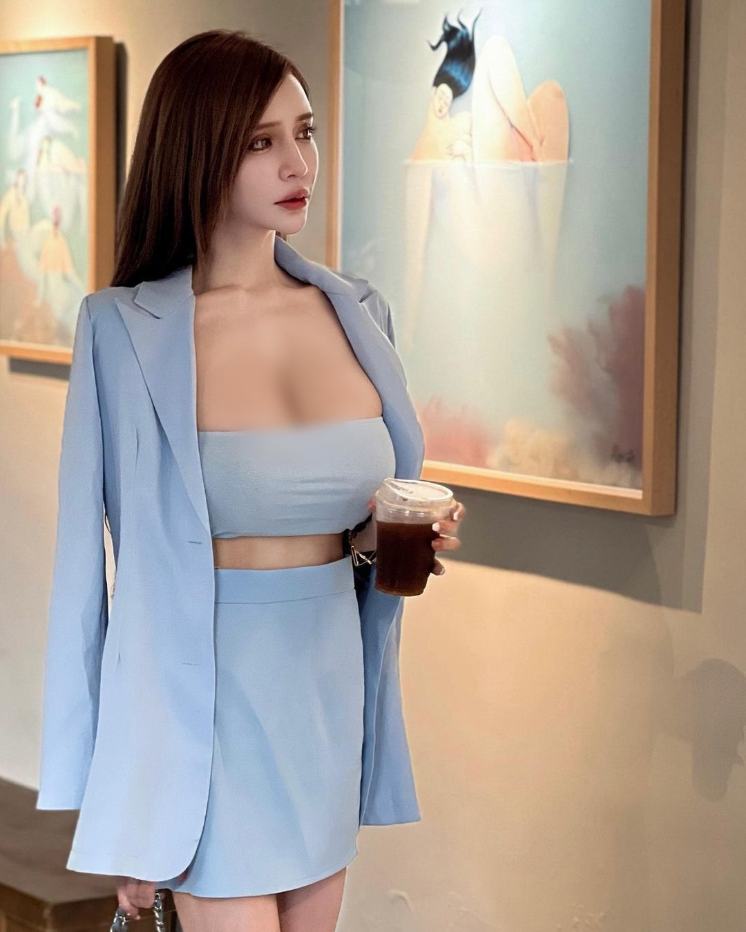 Chính vì thế, dù diện bất cứ trang phục nào, hot girl cũng khiến mọi người phải quay lại ngoái nhìn và ghi nhớ mãi.