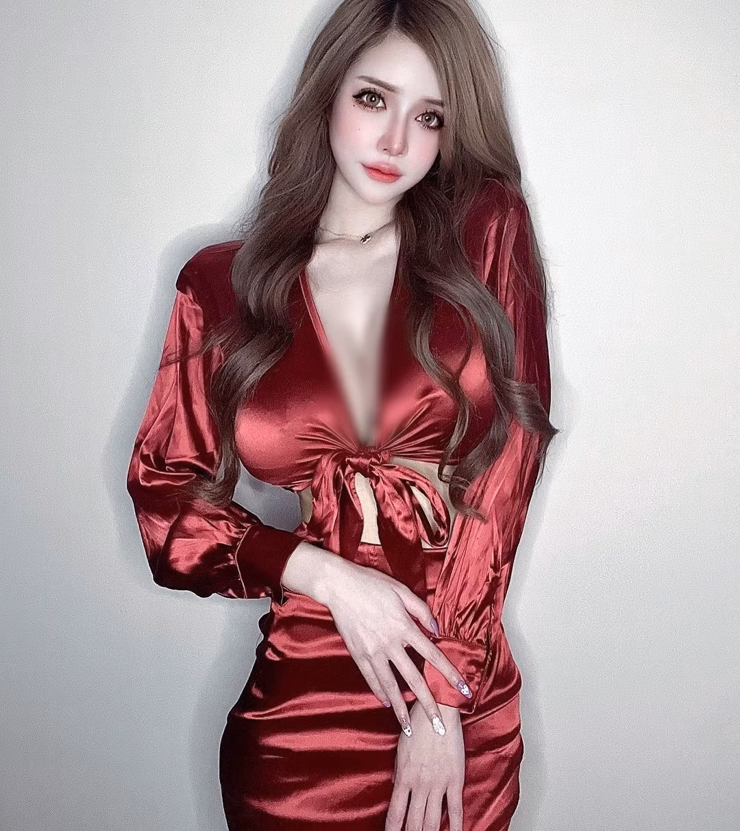 Cô nàng cũng sở hữu vòng eo rắn nước, một vòng eo cực nhỏ nhắn, khiến nhiều cô gái khao khát, ước mơ.