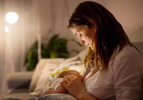 Chong cong tac lap camera theo doi vo, dem thay canh nay bat khoc