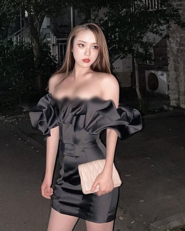 Cô nàng từng gặp nhiều chỉ trích về việc lựa chọn trang phục quá hở hang, thường xuyên sử dụng những item không che chắn nổi vòng một.