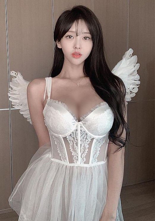 Đa số những thiết kế mà hot girl người Hàn Quốc diện đều nữ tính và quyến rũ.