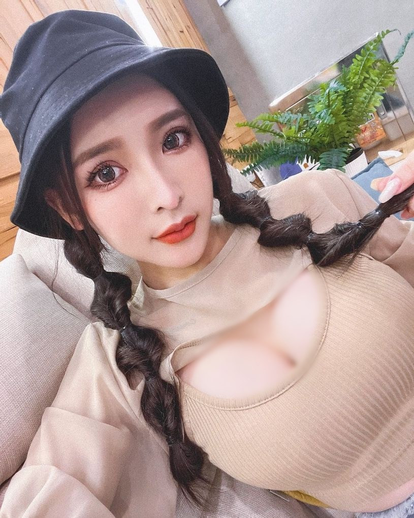 Với lợi thế ngoại hình, San San dễ dàng có được vị trí cao trong công ty. Cô nàng cũng rất táo bạo khi nhận chụp những shot hình gợi cảm.