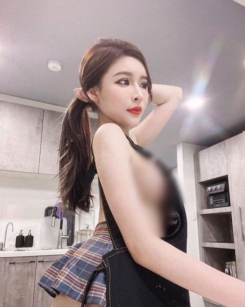 Mới đây, San San khoe ảnh thả rông, mặc hờ hững một chiếc tạp dề, tóc được nhấc lên cao, phô diễn toàn bộ đường cong cơ thể khi nấu nướng trong bếp.