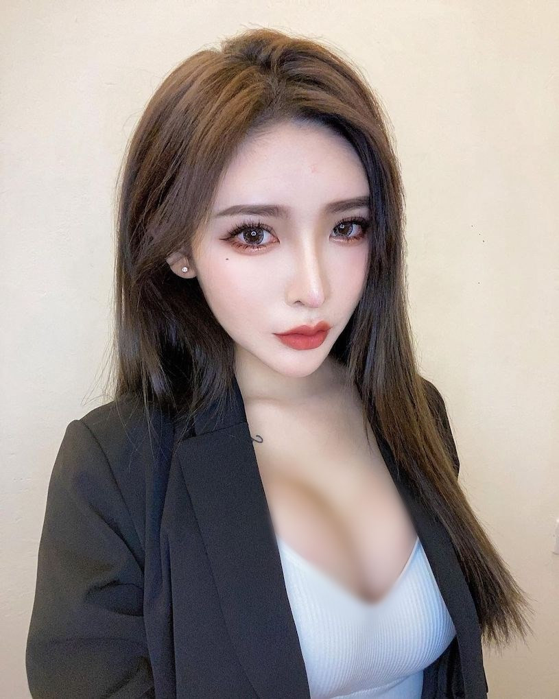 Cũng chính vì vậy, hot girl gợi cảm bước chân vào nghề người mẫu và gia nhập vào công ty người mẫu nổi tiếng JKF.