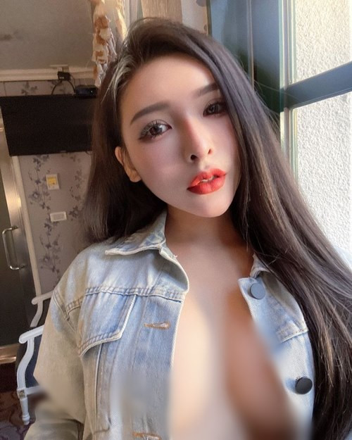 Trước đó, cô nàng cũng từng khiến fan hâm mộ được phen choáng váng khi thoải mái để ngực trần, chỉ khoác ngoài một chiếc áo jeans.