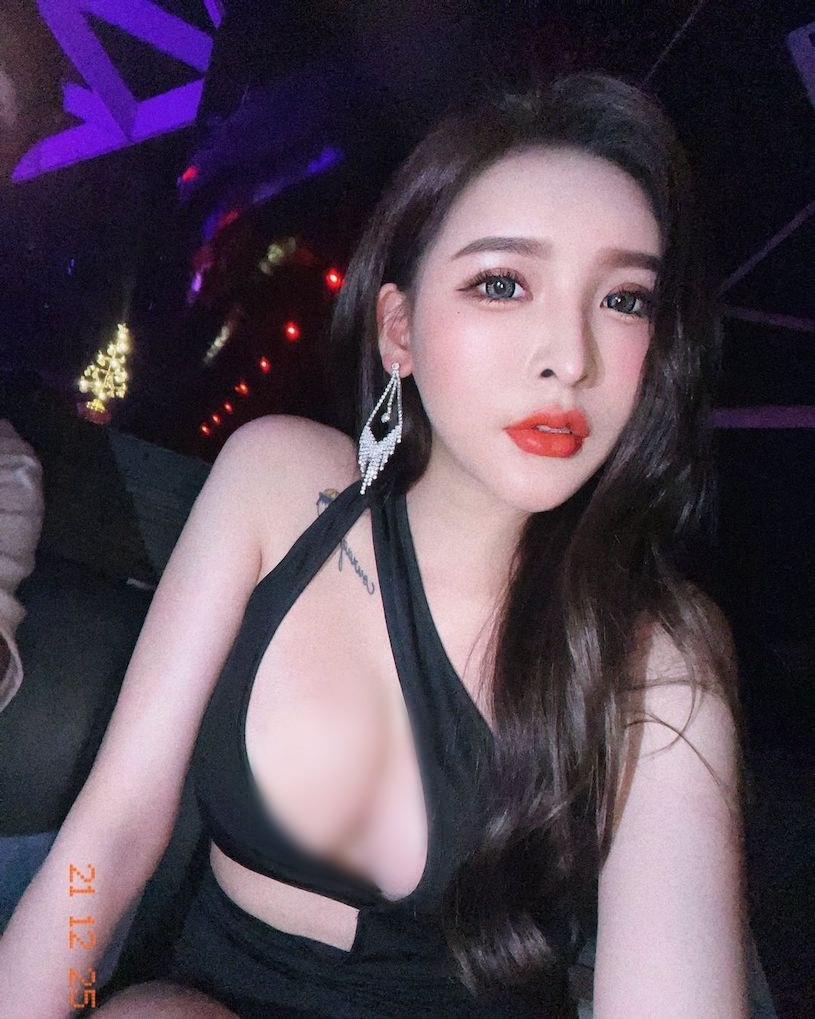 Được biết, San San cũng nhận làm mẫu nội y, những tạp chí cô nàng chụp đều được bán hết rất nhanh.