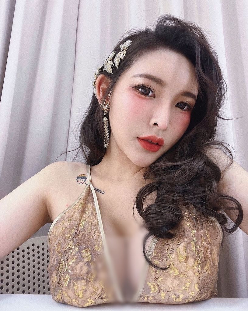 Cô cũng nuôi cả thú cưng và nhiều lần chia sẻ hình ảnh đi chơi cùng thú cưng trên mạng xã hội.