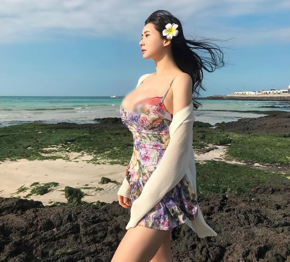 Chỉ cần xuất hiện, hot girl người Hàn sẽ là tâm điểm của mọi ánh nhìn. Vẻ đẹp vừa ngọt ngào lại vừa nóng bỏng của cô nàng khiến ai cũng bị mê hoặc.