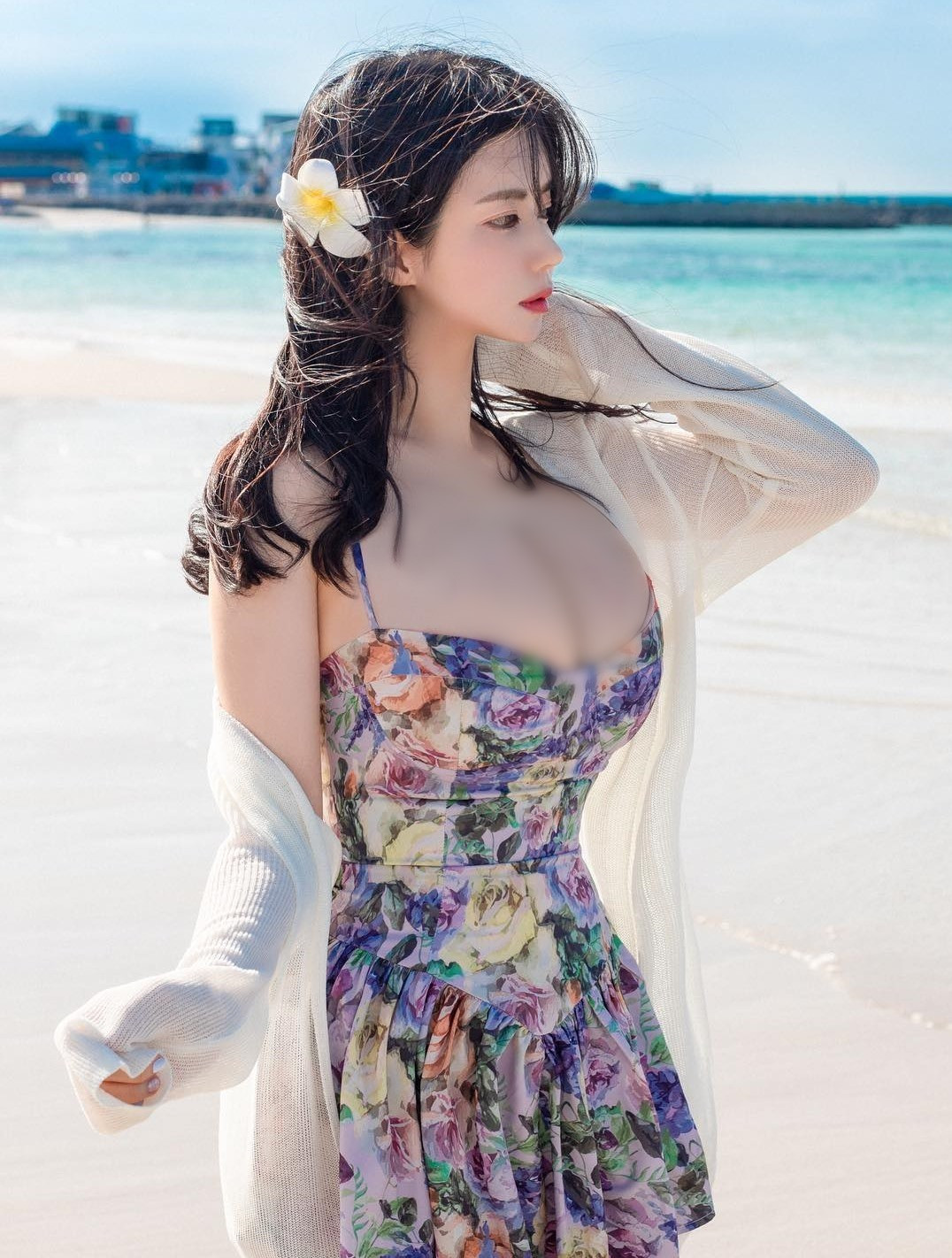 Chính nhờ thế, dù diện đồ nữ tính, gợi cảm hay diện đồ kín đáo, bó sát, Paranhosu vẫn cực kỳ gây chú ý.