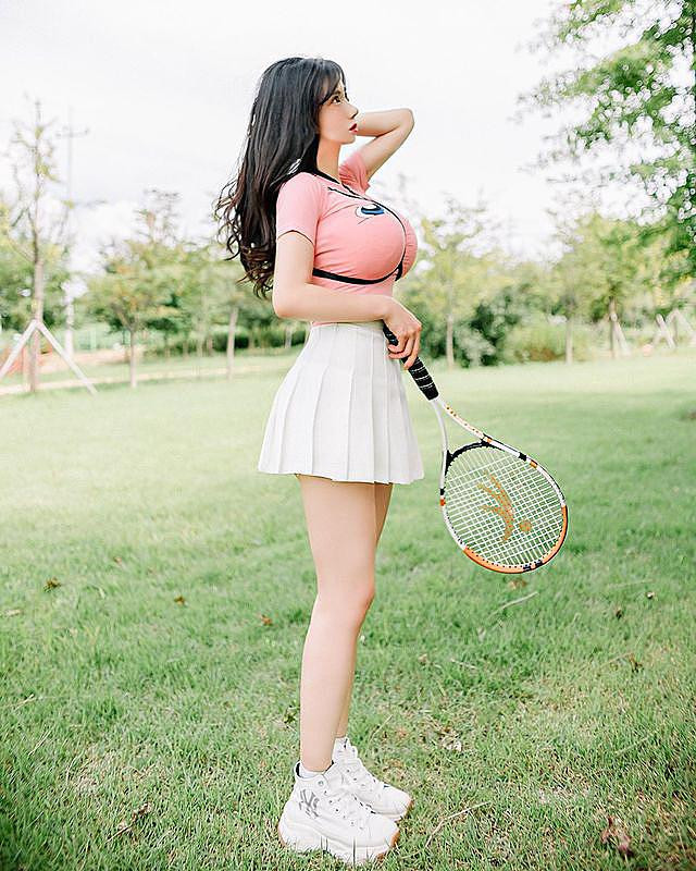 Qua những hình ảnh có thể thấy, Paranhosu có vòng một cực khủng, vòng eo nhỏ nhắn vô cùng hút mắt và vòng ba căng đầy.