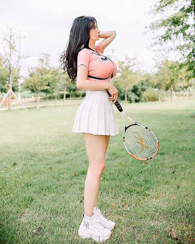 Qua những hình ảnh có thể thấy, Paranhosu có vòng một cực khủng, vòng eo nhỏ nhắn vô cùng hút mắt và vòng ba căng đầy.