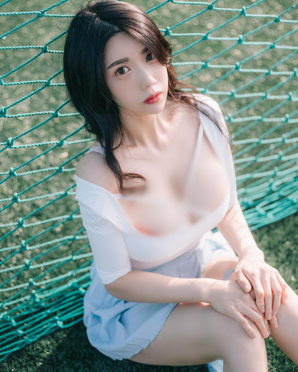 Gu thời trang của hot girl Paranhosu cũng rất đa dạng phong phú, cô nàng yêu thích nhất là những thiết kế 2 dây, tôn vòng 1.