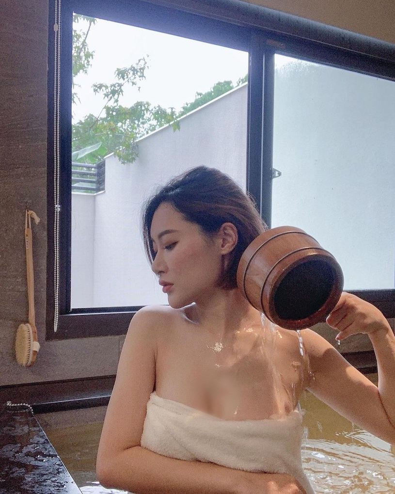 Cách đây không lâu, Từ Vân còn khoe ảnh trong bồn tắm, khiến người hâm mộ được phen náo loạn vì quá nóng bỏng.