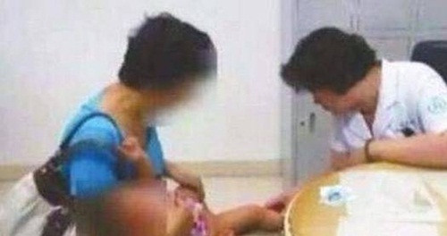 Be gai 3 tuoi di hoc ve quan boc mui tanh: Su that kinh di