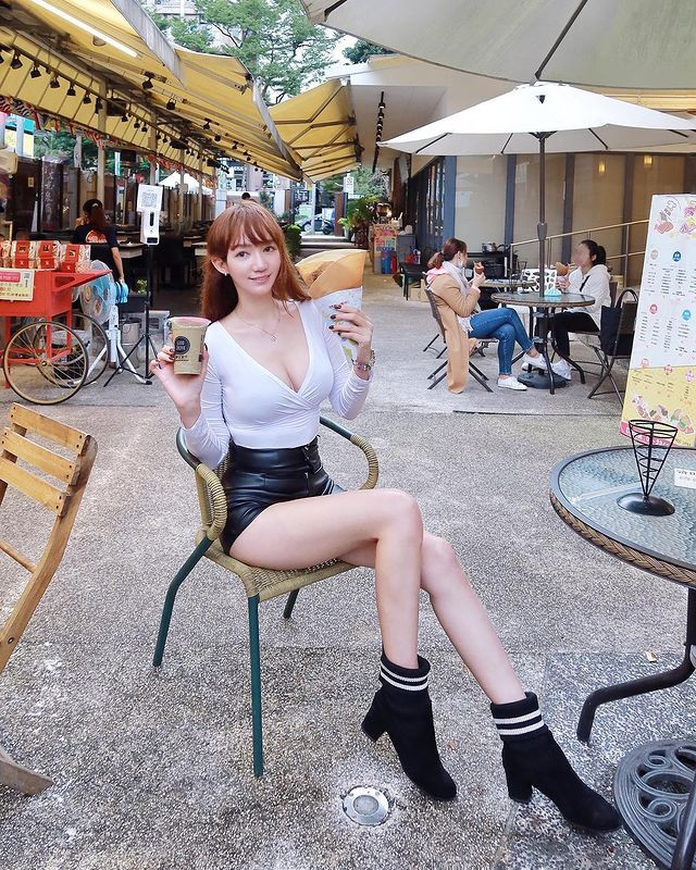 Điểm chung cũng những chia sẻ này là dù xuất hiện ở bất cứ địa điểm nào, hot girl con lai cũng đẹp một cách nổi bật.