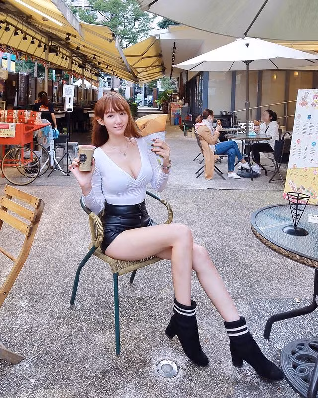 Điểm chung cũng những chia sẻ này là dù xuất hiện ở bất cứ địa điểm nào, hot girl con lai cũng đẹp một cách nổi bật.