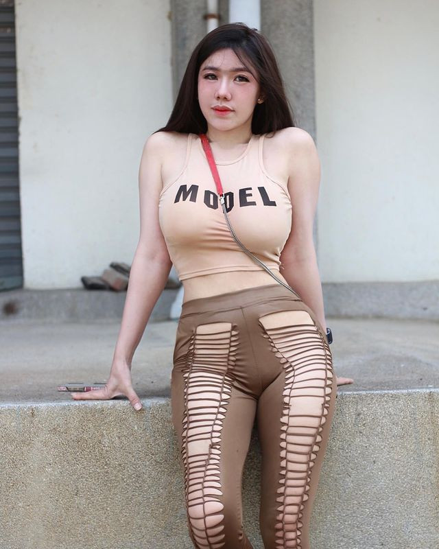 Thực tế, Mika sở hữu thân hình 3 vòng chuẩn đến từng cm, khiến ai nhìn vào cũng phải ngưỡng mộ với vòng một "khủng", vòng hai thon gọn và vòng 3 căng tràn khó tin.