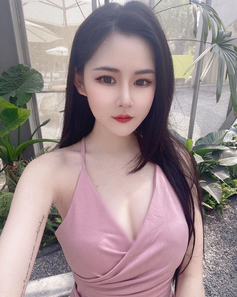 Sở hữu khuôn mặt xinh đẹp, thân hình nóng bỏng bốc lửa, hot girl Băng Băng, người Trung Quốc, hiện đang là một trong những cái tên được yêu thích trên mạng xã hội.