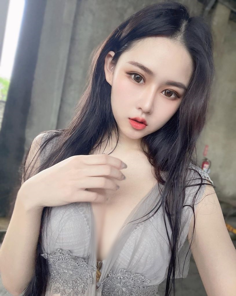 Đa số mọi người cho rằng trang phục làm việc của Băng Băng không hề phù hợp.