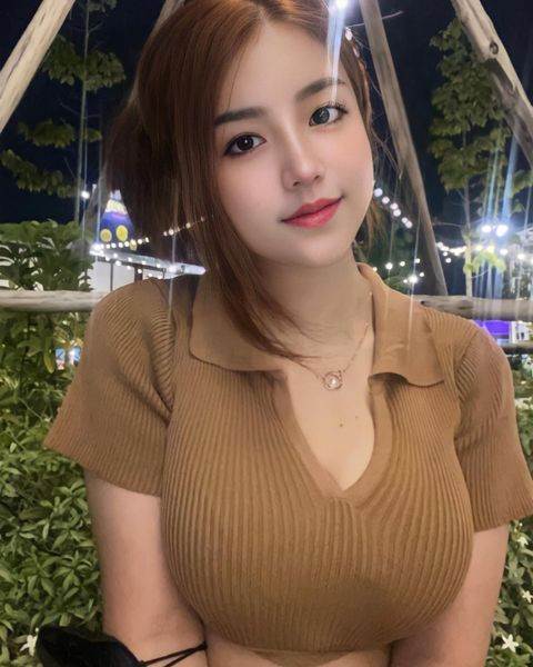 Nook Napa, người Thái Lan, là một trong những hot girl gợi cảm nổi tiếng. Cô nàng sở hữu vòng một cực khủng nên còn được gọi là " hot girl siêu vòng một xứ chùa vàng".
