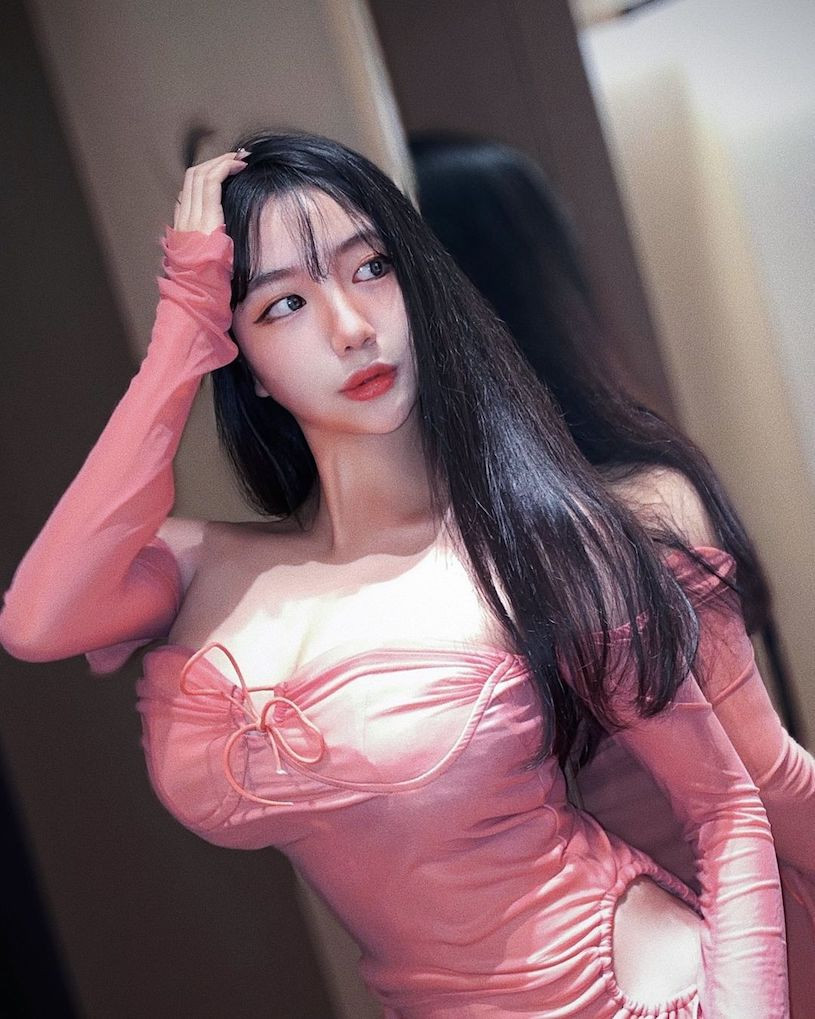 Tận dụng lợi thế ngoại hình, Loyewe thường xuyên xuất hiện với hình ảnh xinh đẹp long lanh, hút hồn người hâm mộ.