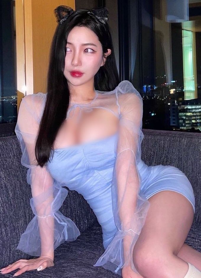 Nhờ thân hình đẹp mê hoặc như vậy, dù diện trang phục nào, kín hay hở, hot girl Hàn Quốc cũng đẹp một cách ấn tượng.