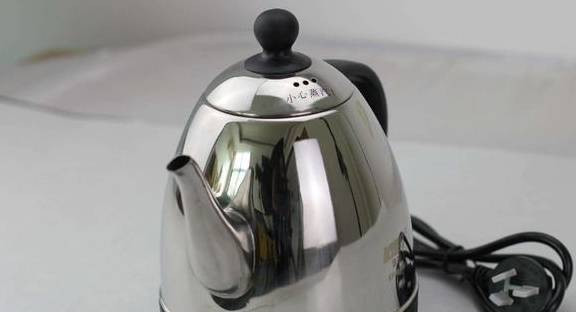 Ngoài ra, chúng ta phải nhớ vệ sinh ấm/bình siêu tốc sau vì ấm siêu tốc sau khi sử dụng một thời gian sẽ có một lớp cặn bên trong, những lớp vảy này rất bẩn, dùng để đun nước không vệ sinh.