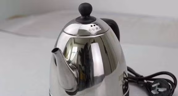 Ngoài ra, chúng ta phải nhớ vệ sinh ấm/bình siêu tốc sau vì ấm siêu tốc sau khi sử dụng một thời gian sẽ có một lớp cặn bên trong, những lớp vảy này rất bẩn, dùng để đun nước không vệ sinh.