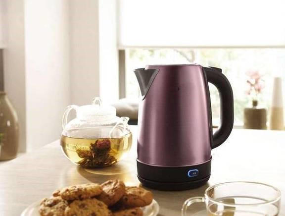 Lưu ý thêm, không được uống nước đun lại nhiều lần trong bình siêu tốc bởi khi đun lại nhiều lần, nước trong bình siêu tốc chứa lượng lớn nitrit. Chất này đi vào cơ thể sẽ phản ứng với máu tạo thành hemoglobin khiến máu giảm khả năng vận chuyển oxy. Trường hợp nặng, người uống có thể bị ngộ độc. 