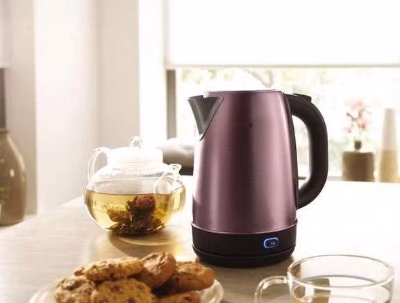 Lưu ý thêm, không được uống nước đun lại nhiều lần trong bình siêu tốc bởi khi đun lại nhiều lần, nước trong bình siêu tốc chứa lượng lớn nitrit. Chất này đi vào cơ thể sẽ phản ứng với máu tạo thành hemoglobin khiến máu giảm khả năng vận chuyển oxy. Trường hợp nặng, người uống có thể bị ngộ độc. 