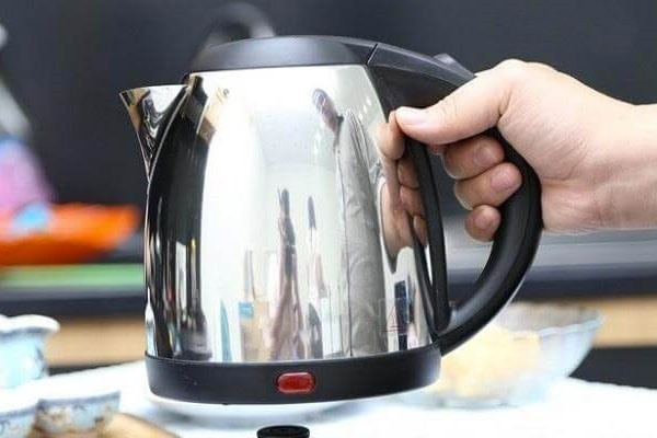 Đó là hiện tượng ăn mòn, rỉ sét sau một thời gian sử dụng, thậm chí có người còn nói rằng nước đun bằng bình siêu tốc có vị kim loại. Đó là do bình đun sẽ tiết ra một số kim loại nặng sau một thời gian sử dụng.