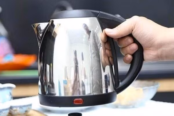 Đó là hiện tượng ăn mòn, rỉ sét sau một thời gian sử dụng, thậm chí có người còn nói rằng nước đun bằng bình siêu tốc có vị kim loại. Đó là do bình đun sẽ tiết ra một số kim loại nặng sau một thời gian sử dụng.